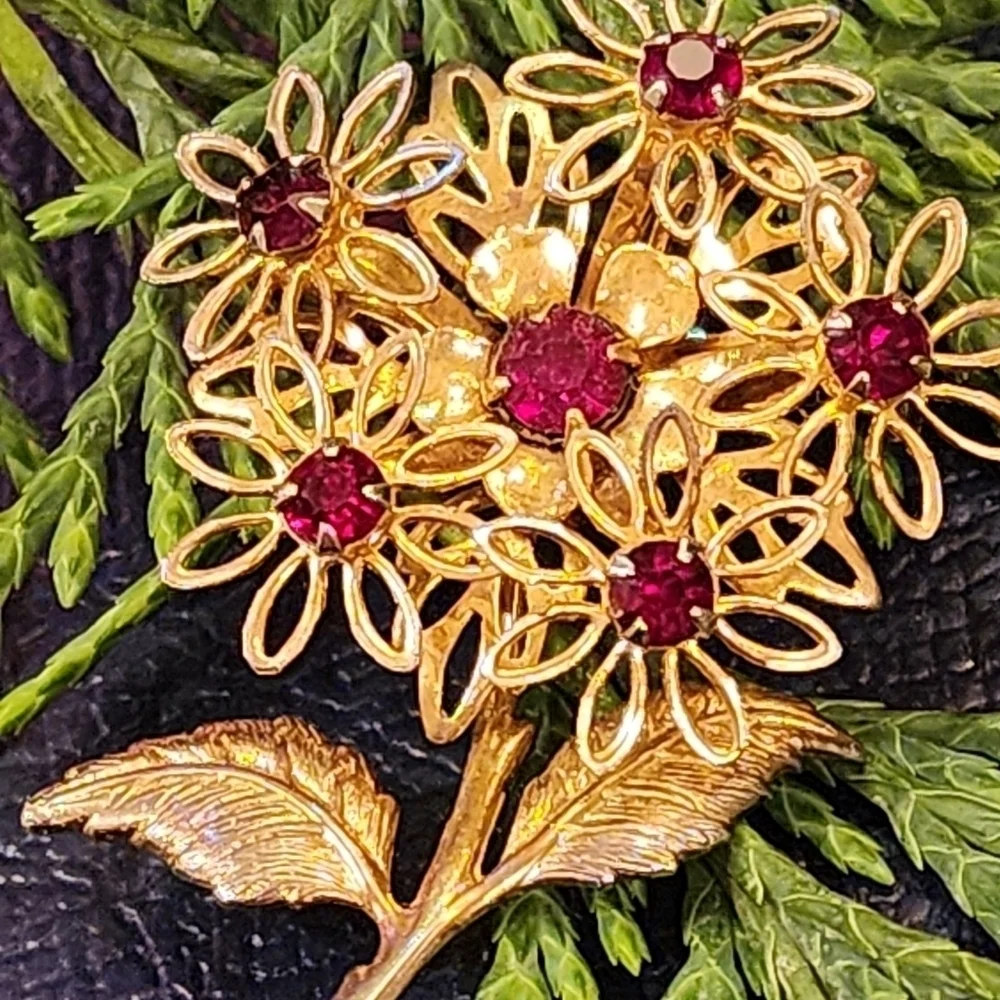 Vtg Estate Brooch Scrolled Brass Filigree Red Rhinestone Oval Floral 2.25